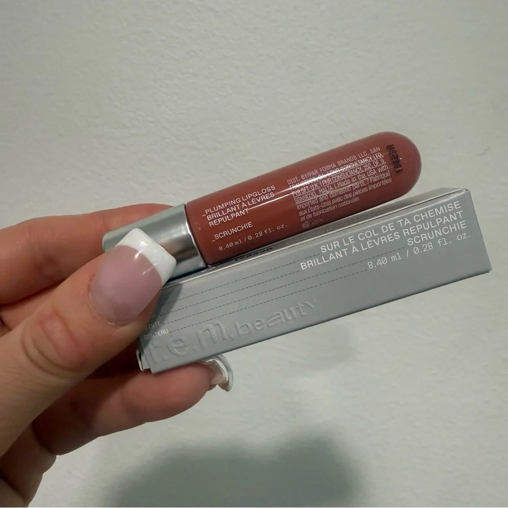 R.E.M. Beauty On Your Collar Plumping Lipgloss in Scrunchie 0.28 fl oz